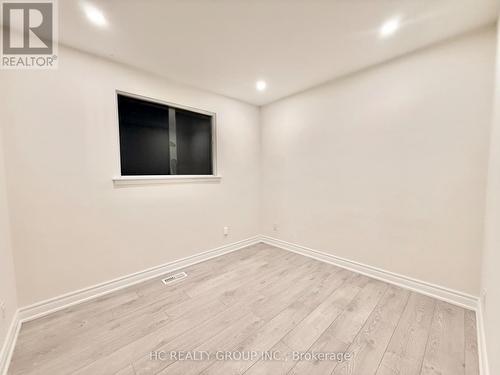 52 DUKINFIELD CRESCENT , Toronto, Ontario M3A 2S1 5