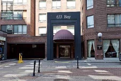 PH09 - 633 BAY STREET  Toronto, ON M5G 2G4