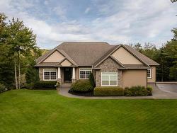 279 Aberdeen Drive Fall River, NS B2T 0H1