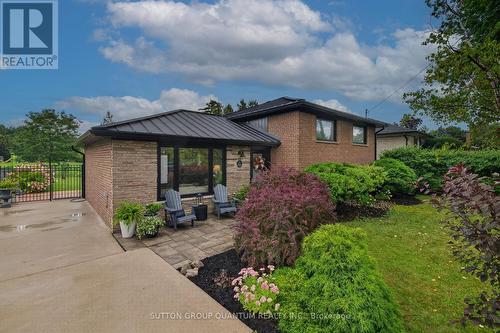 2103 SEABROOK DRIVE  Oakville, ON L6L 2T8