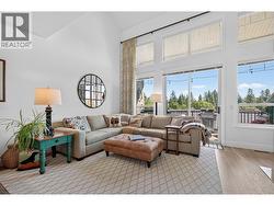 Living space with access to the patio - 