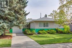 28 Gainsborough Drive SW Calgary, AB T3E 4W7
