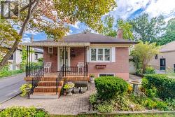8 WOOLTON CRESCENT Toronto, ON M6M 4K9