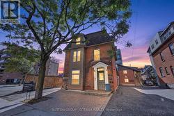 438 LEWIS STREET  Ottawa, ON K2P 0T3