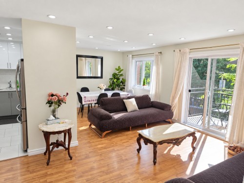 202-695 Place Chomedey , Laval (Chomedey), QC H7V 4B6 1