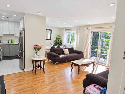 202-695 Place Chomedey , Laval (Chomedey), QC H7V 4B6 2