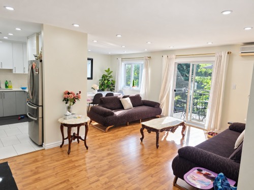 202-695 Place Chomedey , Laval (Chomedey), QC H7V 4B6 3