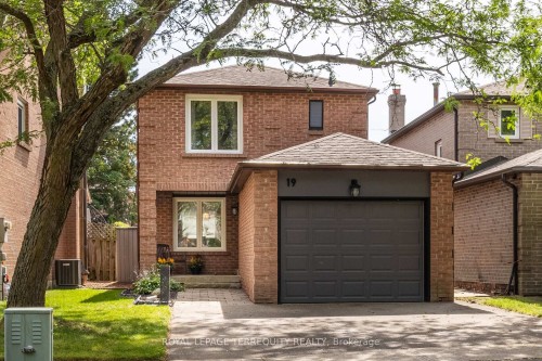 19 Brocklesby Crescent  Ajax, ON L1T 2J6