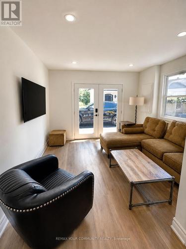 669 OLD BATHURST COACH HOUSE STREET , Newmarket, Ontario L3X 3A6 4