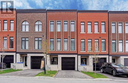 27 CHESTNUT COURT  Aurora, ON L4G 4A4
