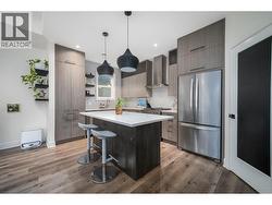 Stunning chef inspired kitchen with quartz countertops! - 