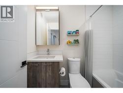Full bathroom upstairs - 