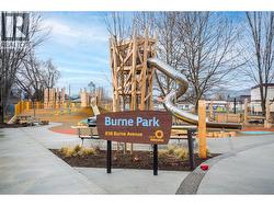 Walking distance to Burne Park!! - 