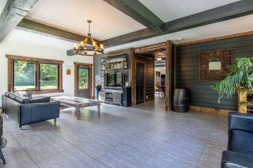 Salon - 106 Ch. Baker, Potton, QC 