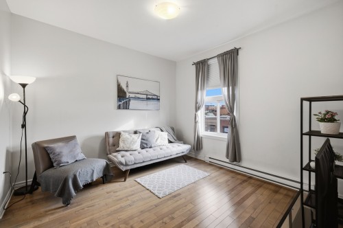 6561 Av. du Parc , Montréal (Rosemont/La Petite-Patrie), QC H2V 4J1 5