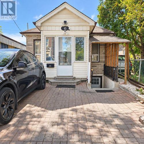 45 TURNBERRY AVENUE , Toronto, Ontario M6N 1P9 2