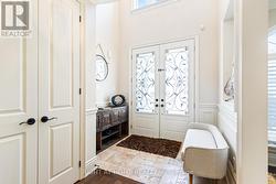 Bright, welcoming foyer - 