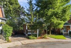 3 ASHBURY PLACE Ottawa, ON K1M 1H3