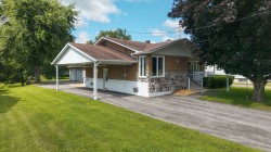 888 Rue Principale  Rivière-Beaudette, QC J0P 1R0
