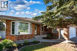37 Edgeview Road NW  Calgary, AB T3A 4T7