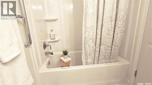 142 Blake Place, Saskatoon, SK - Indoor Photo Showing Bathroom