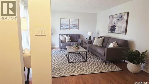 142 Blake Place, Saskatoon, SK - Indoor Photo Showing Living Room