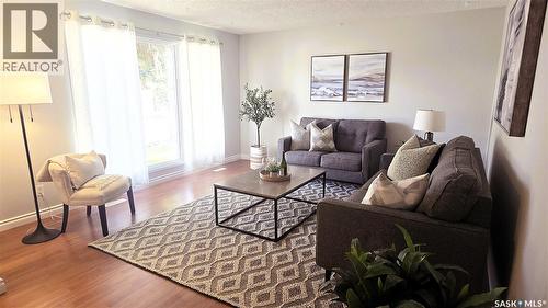 142 Blake Place, Saskatoon, SK - Indoor Photo Showing Living Room