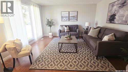 142 Blake Place, Saskatoon, SK - Indoor Photo Showing Living Room