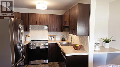 142 Blake Place, Saskatoon, SK - Indoor Photo Showing Kitchen With Double Sink With Upgraded Kitchen