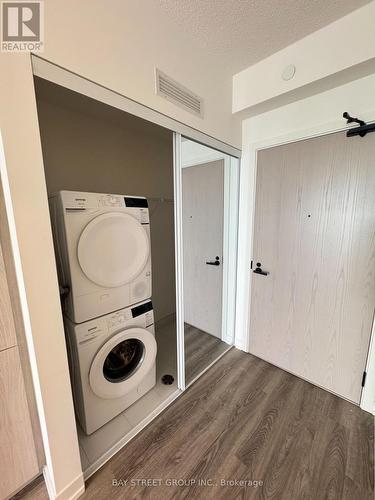 5510 - 8 Interchange Way, Vaughan, ON - Indoor Photo Showing Laundry Room