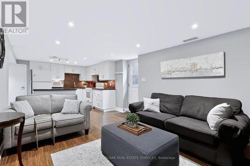 4248 Dunvegan Road, Burlington, ON - Indoor Photo Showing Living Room