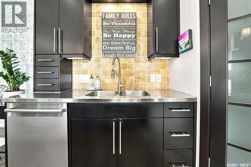 273 Carleton Drive, Saskatoon, SK - Indoor Photo Showing Kitchen With Double Sink