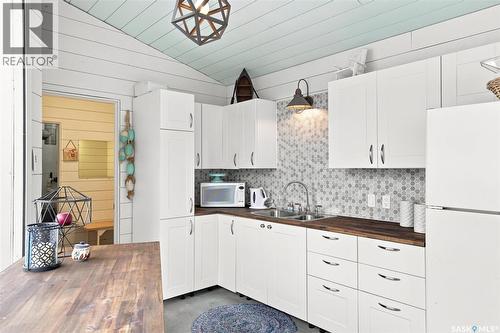 273 Carleton Drive, Saskatoon, SK - Indoor Photo Showing Kitchen With Double Sink