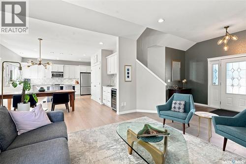 554 Lynd Place, Saskatoon, SK - Indoor Photo Showing Living Room