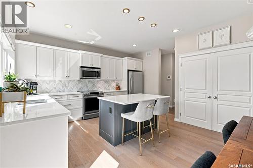 554 Lynd Place, Saskatoon, SK - Indoor Photo Showing Kitchen With Upgraded Kitchen