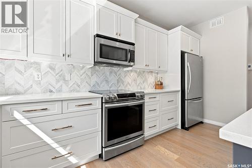 554 Lynd Place, Saskatoon, SK - Indoor Photo Showing Kitchen With Upgraded Kitchen