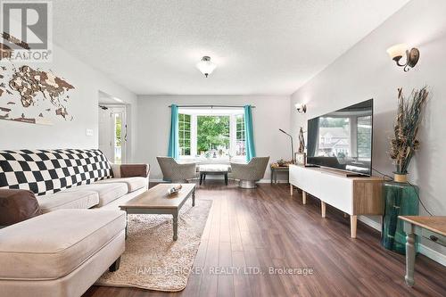 4 Banting Drive, Deep River, ON - Indoor Photo Showing Living Room