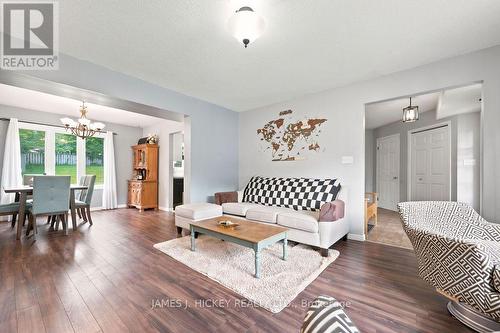 4 Banting Drive, Deep River, ON - Indoor Photo Showing Living Room