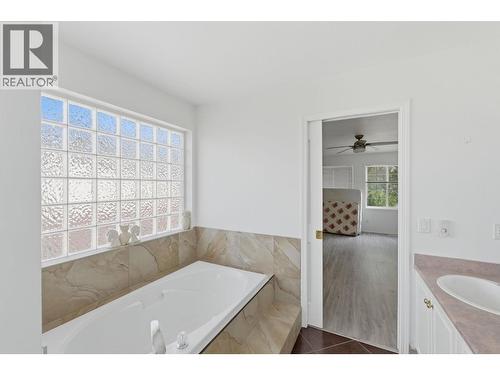 348 Phipps Crescent, Kelowna, BC - Indoor Photo Showing Bathroom
