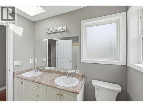 348 Phipps Crescent, Kelowna, BC - Indoor Photo Showing Bathroom
