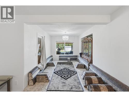 348 Phipps Crescent, Kelowna, BC - Indoor Photo Showing Living Room