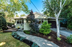 1752 Kisber Ave Saanich, BC V8P 2W7