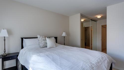 213-2350 Stillingfleet Road, Kelowna, BC - Indoor Photo Showing Bedroom