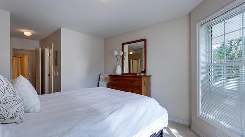 213-2350 Stillingfleet Road, Kelowna, BC - Indoor Photo Showing Bedroom