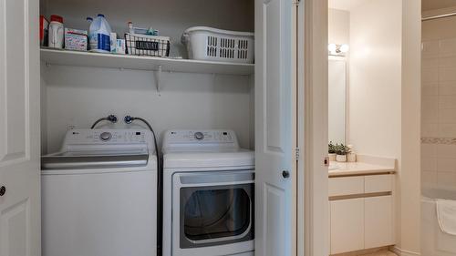 213-2350 Stillingfleet Road, Kelowna, BC - Indoor Photo Showing Laundry Room