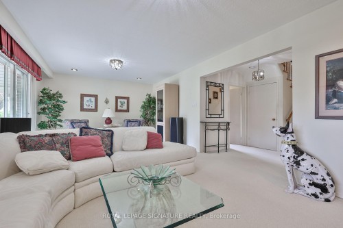 14 Logstone Crescent, Toronto, ON - Indoor Photo Showing Living Room