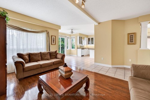 6847 Simpson Pioneer Trail, Mississauga, ON - Indoor Photo Showing Living Room