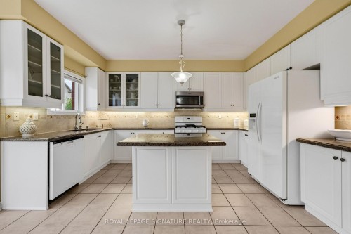6847 Simpson Pioneer Trail, Mississauga, ON - Indoor Photo Showing Kitchen
