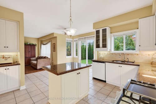 6847 Simpson Pioneer Trail, Mississauga, ON - Indoor Photo Showing Kitchen