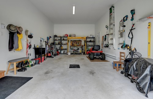 Garage - 115 Ch. Vézina, Saint-Jean-De-Matha, QC - Indoor Photo Showing Garage